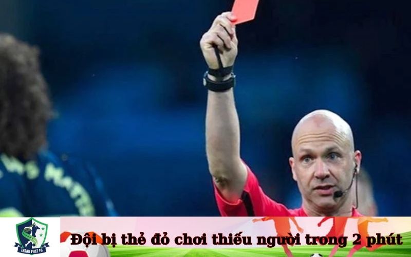 Đội bị thẻ đỏ chơi thiếu người trong 2 phút