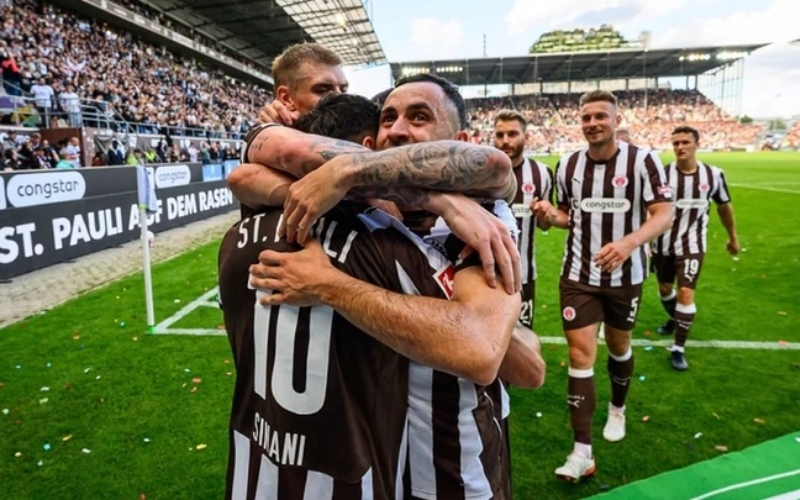 Stuttgart gây ấn tượng với lối chơi tấn công mạnh mẽ