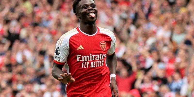 Tốc độ xử lý bóng Bukayo Saka mạnh mẽ