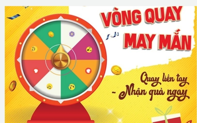 Người chơi trải nghiệm game vòng quay số tại khu giải trí